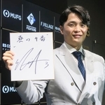 　契約更改交渉を終えて色紙を手にポーズをとる日本ハム・郡司＝３日、エスコンフィールド北海道