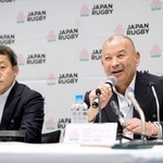 　ラグビーＷ杯オーストラリア大会１次リーグの対戦相手が決まり、記者会見する日本代表のジョーンズ・ヘッドコーチ（右）＝３日、東京都内