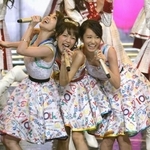 　ＡＫＢ４８が出場した第６６回ＮＨＫ紅白歌合戦で歌う（左から）大島優子さん、高橋みなみさん、前田敦子さん＝２０１５年１２月、東京都渋谷区のＮＨＫホール