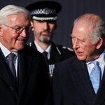 　歓迎式典に出席するドイツのシュタインマイヤー大統領（左）とチャールズ国王＝３日、英ロンドン郊外のウィンザー（ロイター＝共同）