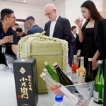 　岐阜県の日本酒の魅力を発信するイベントで試飲する参加者ら＝３日、カンボジア・プノンペン（共同）