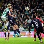 　サッカーのスコットランド・プレミアリーグのダンディー戦で、先制点を挙げるセルティックの前田大然（左）＝３日、グラスゴー（ＡＰ＝共同）