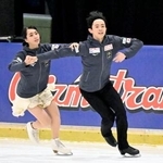 　公式練習で調整するアイスダンスの櫛田育良（左）、島田高志郎組＝ザグレブ（共同）