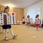 　３日、ウクライナ首都キーウ近郊のデミディフ村で、給食センターの完成を祝いダンスを披露する幼稚園児ら（共同）