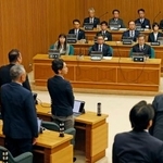 　福井県議会本会議で杉本達治知事（奥前列右）の辞職に全会一致で同意する議員＝４日午前