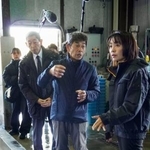 　中野水産の中野良広社長（手前左）からカキの大量死について説明を受ける広島県の横田美香知事＝４日午前、広島県呉市