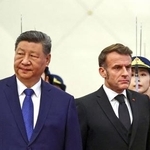 　歓迎式典に臨む中国の習近平国家主席（左）と訪中したフランスのマクロン大統領＝４日、北京の人民大会堂（ロイター＝共同）