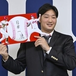 　契約更改し、ポーズをとる広島・床田＝４日、マツダスタジアム