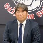 　契約交渉を終え、記者会見する西武・中村剛＝４日、埼玉県所沢市