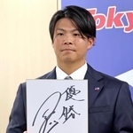 　契約交渉を終え、色紙を手にするヤクルト・清水＝４日、東京都内