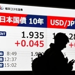 　国債市場で長期金利の指標である新発１０年債の終値利回りが１・９３５％を付けたことを示すモニター＝４日午後、東京都中央区