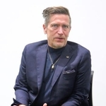 　取材に応じるニールセン監督＝４日、千葉市内