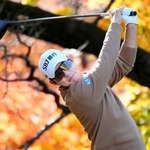 　第１日、１２番でティーショットを放つ宋永漢。７アンダーで首位＝東京よみうりＣＣ