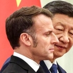 　歓迎式典に臨むフランスのマクロン大統領（手前）と中国の習近平国家主席＝４日、北京の人民大会堂（ロイター＝共同）
