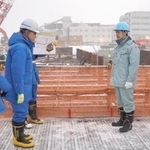 　北海道電力泊原発の防潮堤工事現場を視察する北海道の鈴木直道知事（右から２人目）。右端は北海道電の斎藤晋社長＝４日午後（北海道電力提供）