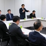 　選挙運動に関する与野党の協議会の会合。奥中央は自民党の逢沢一郎衆院議員＝４日午後、国会