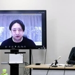 　大阪市で開いた記者会見に、オンラインで参加したコクヨの黒田英邦社長（画面）＝４日午後