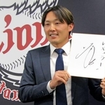　契約交渉を終え、色紙を手にする西武・源田＝４日、埼玉県所沢市
