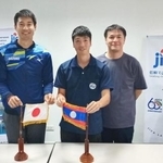 　ＪＩＣＡの派遣事業で滞在するラオスでの活動について現地から報告する陸上男子短距離の飯塚翔太（左）ら＝４日