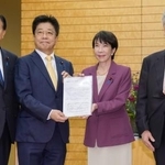 　自民党の議連「国民医療を守る議員の会」の加藤勝信会長（中央左）から要望書を受け取る高市首相＝４日午後、首相官邸