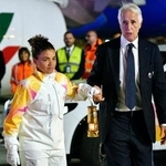 　ミラノ・コルティナ冬季五輪の聖火が入ったランタンを手にローマ郊外の空港に到着した大会組織委員会のジョバンニ・マラゴ会長（右）とテニス女子のジャスミン・パオリーニ＝４日（共同）