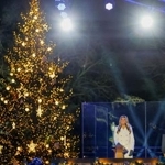 　ホワイトハウスのクリスマスツリー点灯式に参加するトランプ米大統領と妻メラニアさん＝４日、ワシントン（ロイター＝共同）