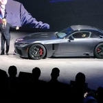 　新型スーパーカー「ＧＲ　ＧＴ」などの発表会に登壇したトヨタ自動車の豊田章男会長＝５日午前、静岡県裾野市の「ウーブン・シティ」