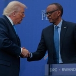 　握手を交わすトランプ米大統領（左）とルワンダのカガメ大統領＝４日、ワシントン（ゲッティ＝共同）