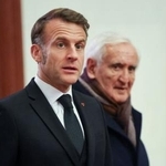 　北京で会談に臨むフランスのマクロン大統領（左）＝４日（ロイター＝共同）