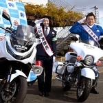 　愛知県警小牧署の一日署長に就任した井戸田潤さん（右）と一日交通課長の須田亜香里さん＝５日午前、小牧市