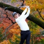 　第２日、１２番でティーショットを放つ小木曽喬。通算７アンダーで首位＝東京よみうりＣＣ