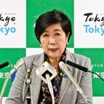 　記者会見する東京都の小池百合子知事＝５日午後、東京都庁