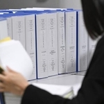 ２０２４年分の政治資金収支報告書をチェックする職員＝１１月、総務省