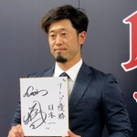 　契約更改交渉を終え、来季の抱負を記した色紙を掲げる西武・外崎＝５日、埼玉県所沢市