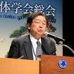 　日本網膜硝子体学会で発表する神戸市立神戸アイセンター病院の栗本康夫院長＝５日午後、東京都千代田区