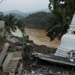　サイクロンの被害に遭った寺院＝２日、スリランカ・キャンディ（ロイター＝共同）