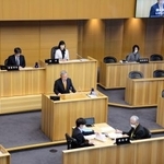 　空襲被害者への見舞金給付条例を審議する東京都世田谷区議会の本会議＝５日午後