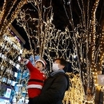 　「ＳＥＮＤＡＩ光のページェント」が始まり、祖父に抱かれ、ケヤキ並木を彩るイルミネーションを楽しむ子ども＝５日夜、仙台市