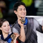 　３年ぶり２度目の優勝を果たしたペアの三浦璃来（左）、木原龍一組＝ＩＧアリーナ