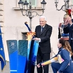 　記念式典で聖火を点火するイタリアのマッタレッラ大統領。聖火リレーにはミラノで行われる開会式まで約１万人が参加する＝５日、ローマ（共同）