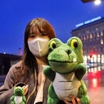 　坂口志文・大阪大特任教授のノーベル賞授賞式に合わせてスウェーデン入りした、大阪大のマスコット「ワニ博士」＝５日、ストックホルム（共同）