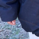 　栃木県小山市で起きた強盗致傷事件について語る住人の男性＝４日、小山市