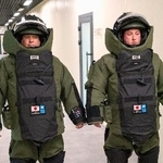 　爆発から身体を防護するための特殊なスーツを着たウクライナ非常事態庁関係者＝２日、キーウ（共同）