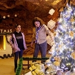 　自爆テロが起きた教会で展示されたクリスマスツリー＝４日、シリア・ダマスカス（共同）