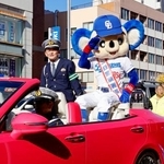 　オープンカーでパレードし、集まったファンらに敬礼するドアラ＝６日午前、名古屋市