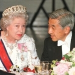 　１９９８年５月、両陛下主催の答礼晩さん会でエリザベス女王と話される天皇陛下（現上皇さま）＝ロンドンのビクトリア・アルバート博物館