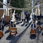 　山津見神社の例大祭で披露された「虎捕太鼓」＝６日午前、福島県飯舘村