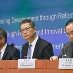 　記者会見で財政予算案について説明する陳茂波財政官（中央）＝２月、香港