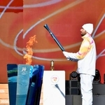 　ミラノ・コルティナ冬季五輪のイタリア国内での聖火リレーでトーチに火を灯す第１走者のグレゴリオ・パルトリニエリ＝６日、ローマ（共同）