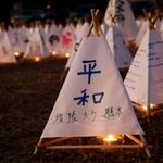　熊本地震の犠牲者を追悼するイベントで明かりがともされた灯籠＝６日夕、熊本県南阿蘇村